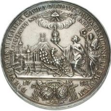 AR Velká medaile 1758 - Intronizační. Dvě postavy a moravská orlice v krajině, v pozadí Olomouc a Svatý Kopeček, v ex. znaky, opis / 16-řádkový nápis. Ag 51 mm (43,54)R!